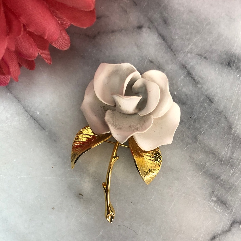 Vintage 70s GIOVANNI CERRITO gold tone 3D white rose pin brooch